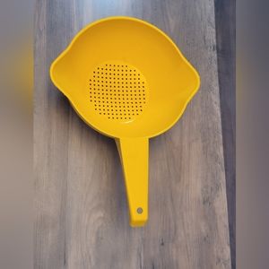 Tupperware strainer number 1200-4